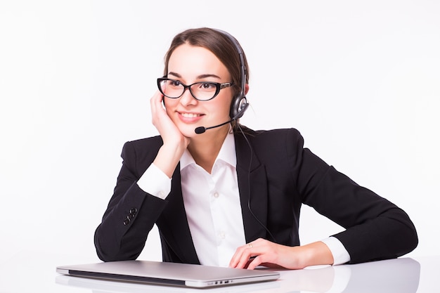 Retrato de operador de telefonía de soporte joven hermosa alegre sonriente feliz en auriculares con portátil, aislado sobre pared blanca