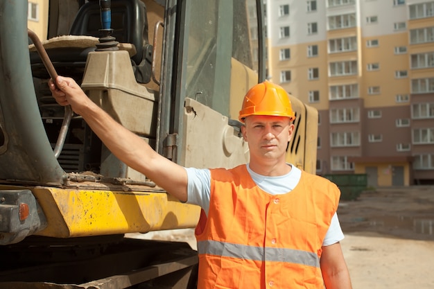 Foto gratuita retrato del operador del tractor