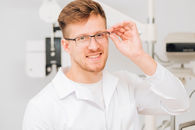 Foto gratuita retrato de un optometrista