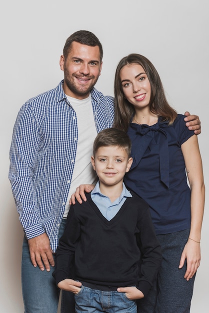 Foto gratuita retrato de orgullosos padres e hijo