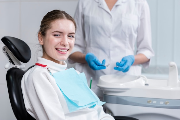 Retrato de paciente feliz en el dentista