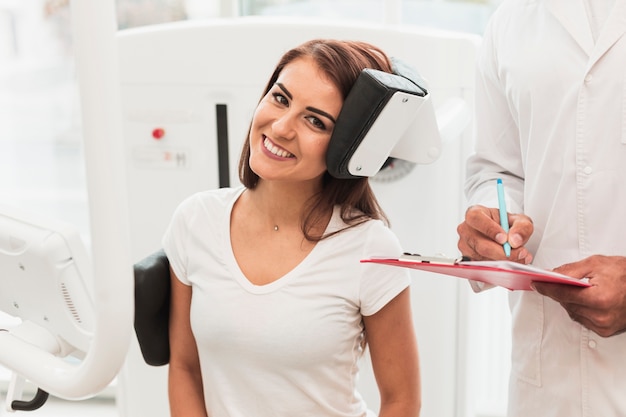 Foto gratuita retrato de paciente femenino sonriente