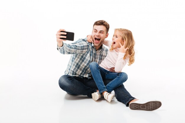 Retrato de un padre alegre y su pequeña hija