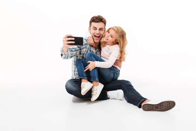 Retrato de un padre alegre y su pequeña hija