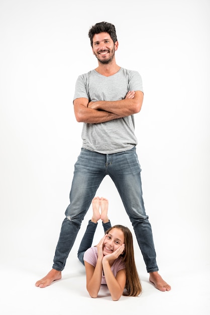 Foto gratuita retrato de padre e hija en el día del padre