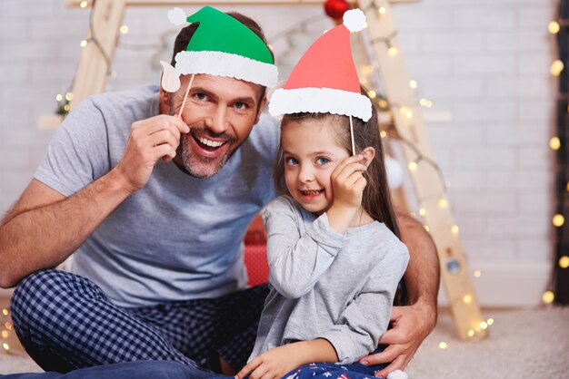 Retrato de padre e hija con máscara divertida