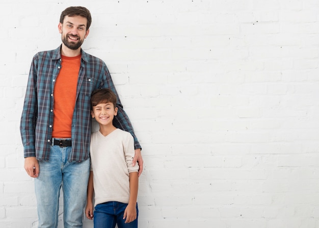 Retrato de padre e hijo con espacio de copia