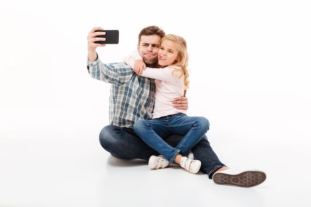 Retrato de un padre feliz y su pequeña hija