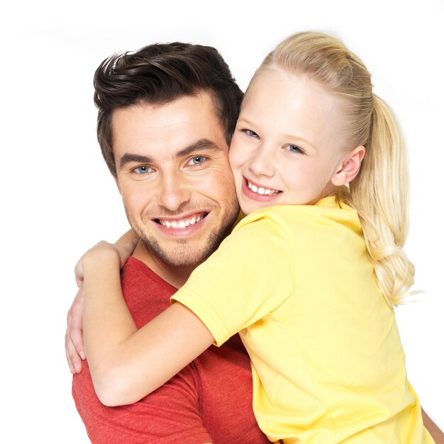 Retrato del padre joven feliz con hija bonita - aislado en la pared blanca