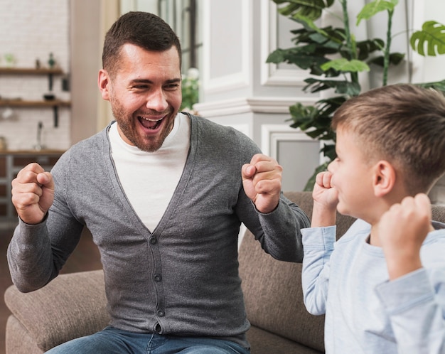 Foto gratuita retrato de padre jugando con hijo