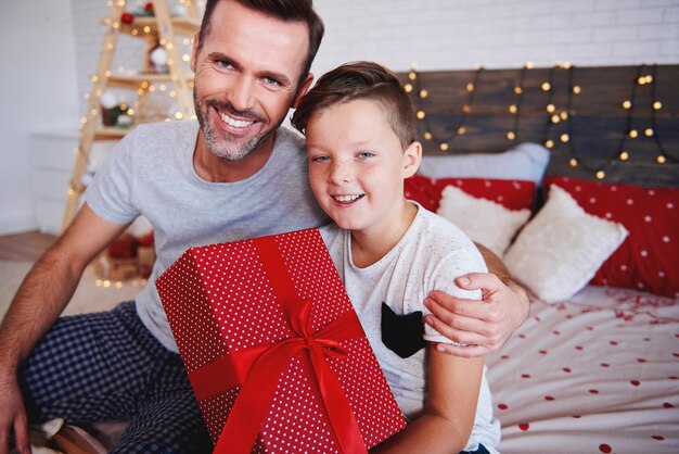 Retrato de padre y som con regalo de Navidad