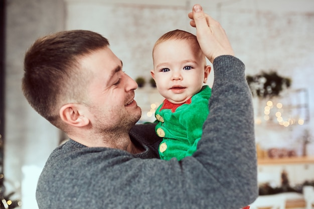 Foto gratuita retrato de padre con su pequeño hijo, están sonriendo