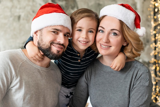 Foto gratuita retrato de padres e hijos juntos el día de navidad