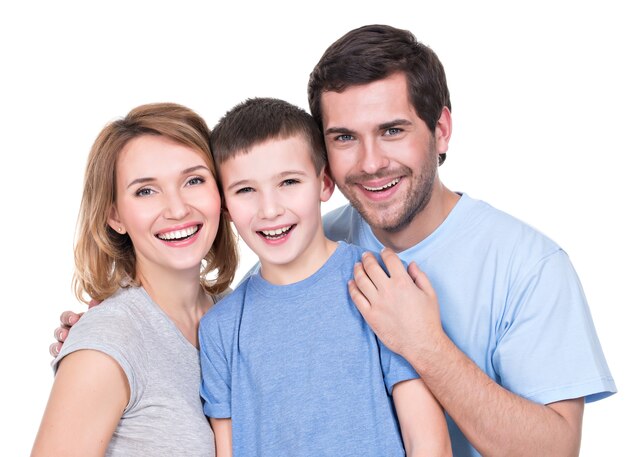 Retrato de los padres felices con el hijo mirando a la cámara, aislado