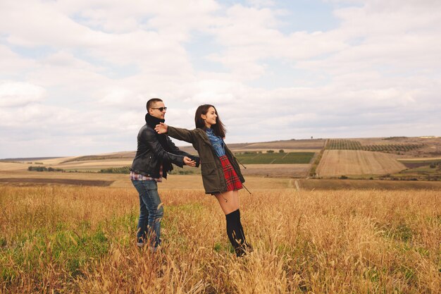 Retrato del paisaje de la joven pareja elegante hermosa sensual y divirtiéndose al aire libre