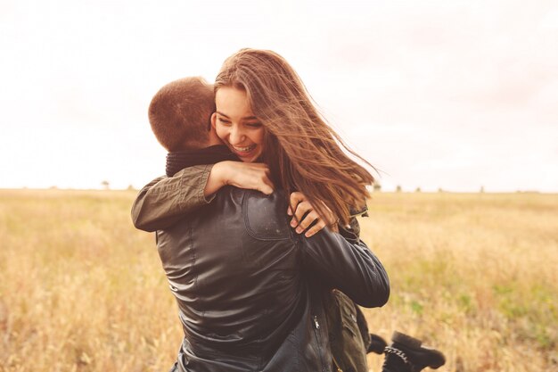 Retrato del paisaje de la joven pareja elegante hermosa sensual y divirtiéndose al aire libre