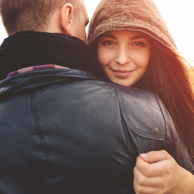 Foto gratuita retrato del paisaje de la joven pareja elegante hermosa sensual y divirtiéndose al aire libre