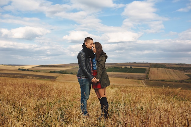 Retrato del paisaje de la joven pareja elegante hermosa sensual y divirtiéndose al aire libre