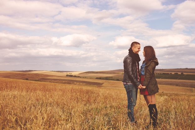 Retrato del paisaje de la joven pareja elegante hermosa sensual y divirtiéndose al aire libre