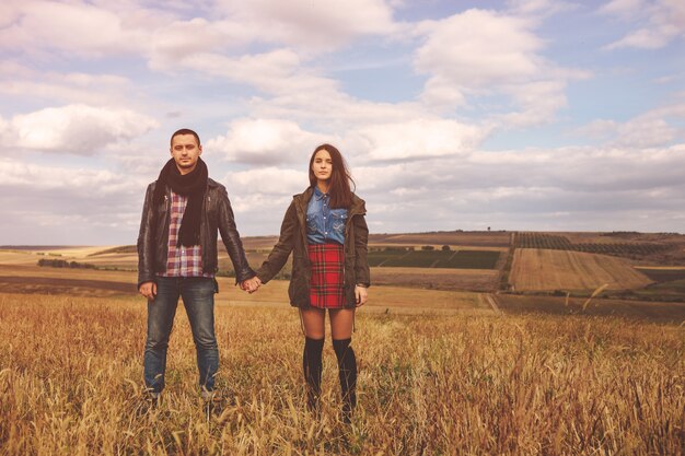 Retrato del paisaje de la joven pareja elegante hermosa sensual y divirtiéndose al aire libre