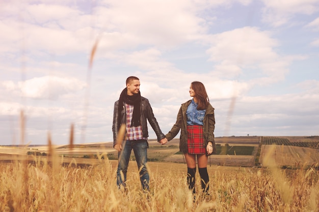 Retrato del paisaje de la joven pareja elegante hermosa sensual y divirtiéndose al aire libre