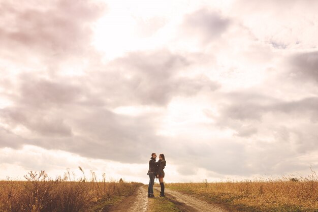 Retrato del paisaje de la joven pareja elegante hermosa sensual y divirtiéndose al aire libre