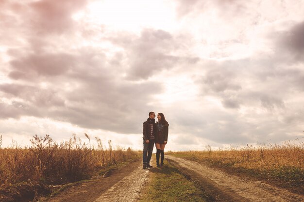 Retrato del paisaje de la joven pareja elegante hermosa sensual y divirtiéndose al aire libre