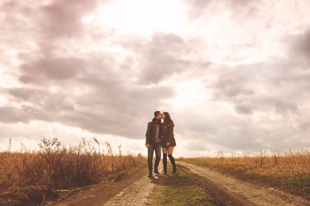 Retrato del paisaje de la joven pareja elegante hermosa sensual y divirtiéndose al aire libre