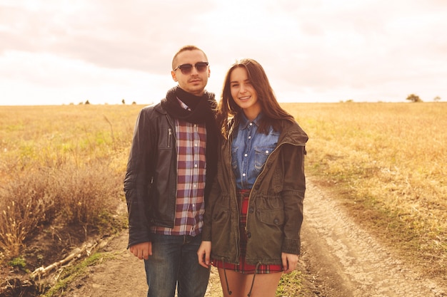 Retrato del paisaje de la joven pareja elegante hermosa sensual y divirtiéndose al aire libre