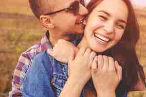 Foto gratuita retrato del paisaje de la joven pareja elegante hermosa sensual y divirtiéndose al aire libre