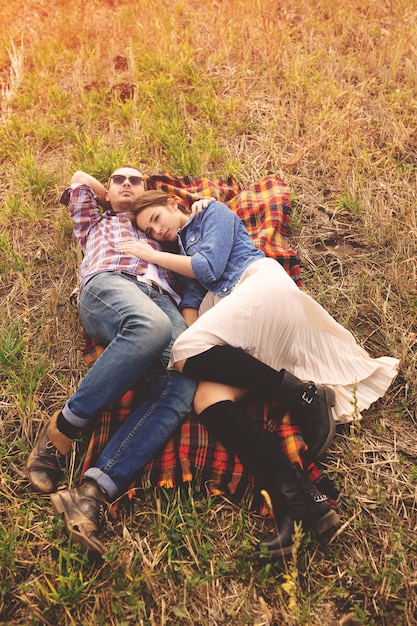 Foto gratuita retrato del paisaje de la joven pareja elegante hermosa sensual y divirtiéndose al aire libre