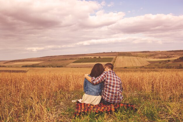 Retrato del paisaje de la joven pareja elegante hermosa sensual y divirtiéndose al aire libre