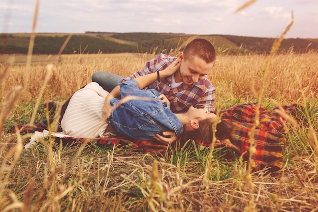 Retrato del paisaje de la joven pareja elegante hermosa sensual y divirtiéndose al aire libre