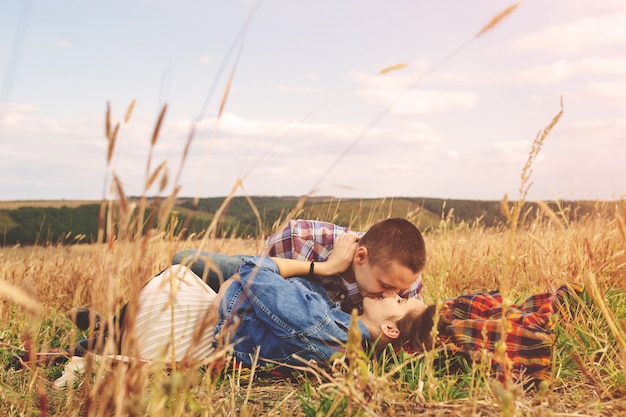 Retrato del paisaje de la joven pareja elegante hermosa sensual y divirtiéndose al aire libre