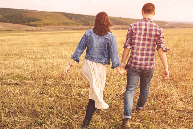 Retrato del paisaje de la joven pareja elegante hermosa sensual y divirtiéndose al aire libre