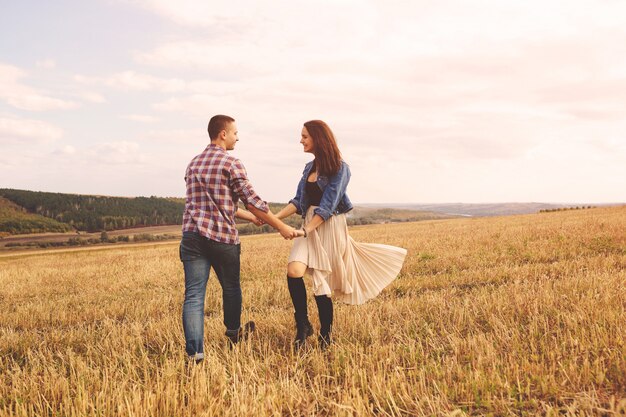 Retrato del paisaje de la joven pareja elegante hermosa sensual y divirtiéndose al aire libre