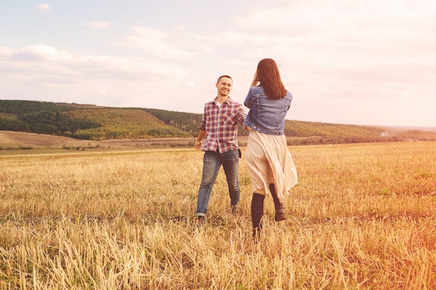 Retrato del paisaje de la joven pareja elegante hermosa sensual y divirtiéndose al aire libre