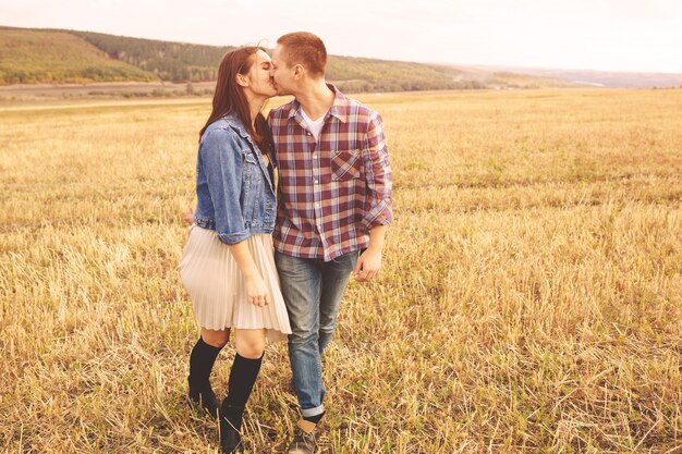 Retrato del paisaje de la joven pareja elegante hermosa sensual y divirtiéndose al aire libre