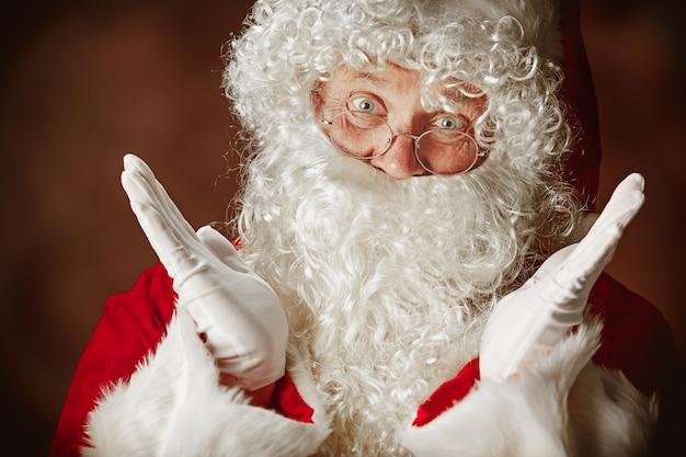 Foto gratuita retrato de papá noel sorprendido en traje rojo