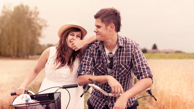 Retrato de pareja alegre con bicicletas