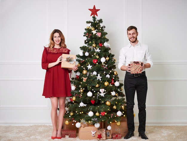 Retrato de pareja alegre con regalo