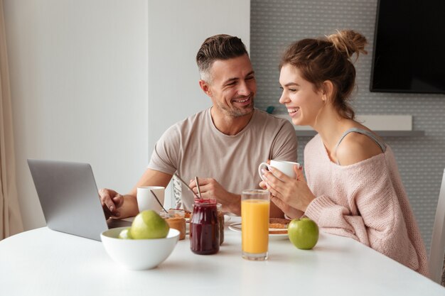 Retrato de una pareja amorosa riendo