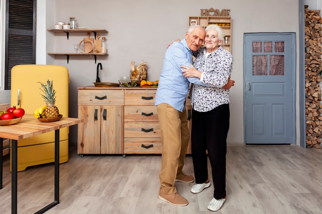 Retrato de una pareja de ancianos abrazándose