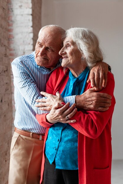 Retrato de pareja de ancianos enamorados