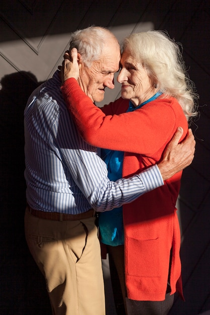 Retrato de pareja de ancianos enamorados