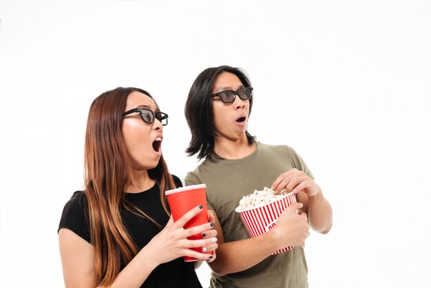 Retrato de una pareja asiática emocionada sorprendida en gafas 3d