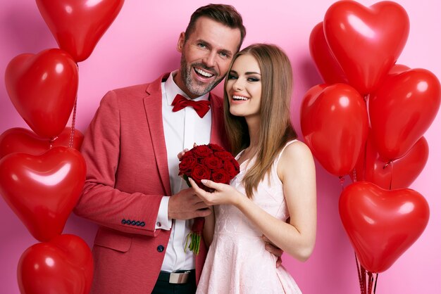 Retrato de pareja cariñosa celebrando el día de san valentín