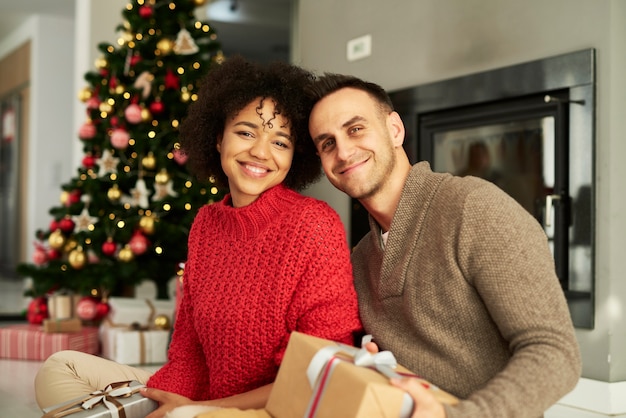 Retrato de pareja cariñosa lista para Navidad