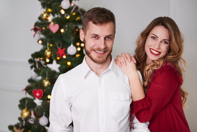 Retrato de pareja cariñosa en Navidad