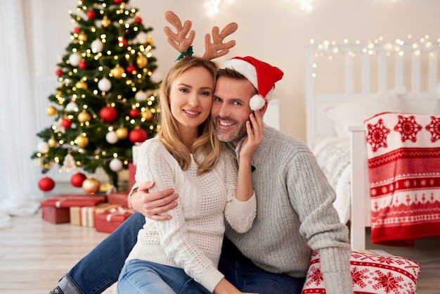 Retrato de pareja cariñosa en Navidad